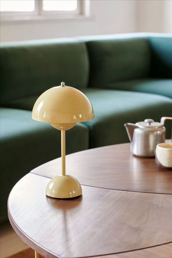 La lampe Flowerpot de Verner Panton, ici en version sans fil jaune clair.