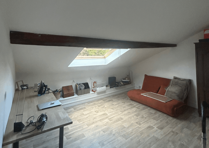 comment rendre une déco plus chaleureuse sol parquet gris murs blancs