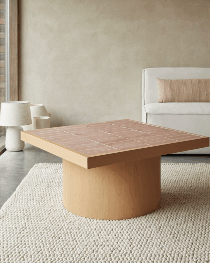 table basse avec carreaux terracotta et bois, tikamoon en mindi et céramique