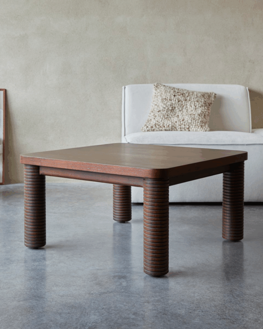 table basse carrée tikamoon en bois foncé avec pieds arrondis