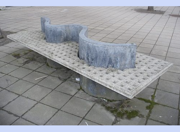 Architecture hostile design de l'exclusion bancs infortables avec accoudoirs en ville pourquoi