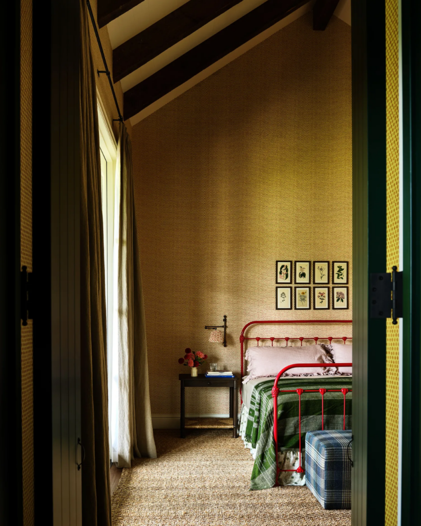 la maison de kendall jenner à la montagne, avec un bel exemple de color drenching. Murs et plafonds peints en jaune moutarde